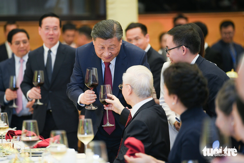 Những hình ảnh ấn tượng ngày đầu tiên Tổng bí thư, Chủ tịch Tập Cận Bình thăm Việt Nam- Ảnh 15. Tổng bí thư, Chủ tịch nước Trung Quốc Tập Cận Bình chúc rượu Tổng bí thư Nguyễn Phú Trọng tại lễ chiêu đãi cấp nhà nước - Ảnh: NAM TRẦN
