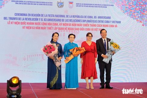 Tổng lãnh sự Cuba tại TP.HCM tặng hoa cho Chủ tịch UBND TP.HCM Phan Văn Mãi và khách dự sự kiện ngày 12-12 - Ảnh: TRẦN PHƯƠNG Tổng lãnh sự Cuba tại TP.HCM Ariadne Feo Labrada tặng hoa cho Chủ tịch UBND TP.HCM Phan Văn Mãi và khách dự sự kiện ngày 12-12 - Ảnh: TRẦN PHƯƠNG