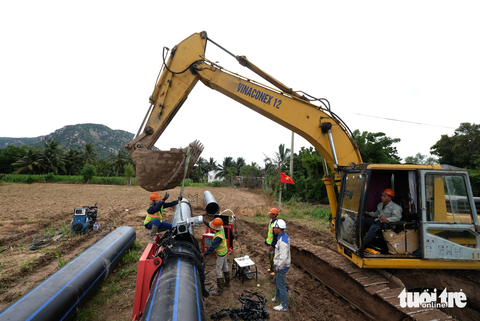 Tiểu sa mạc của người Chăm đổi màu xanh nhờ ‘rau vua’- Ảnh 6. Từ mô hình Tuấn Tú thoát nghèo, Ninh Thuận xác định đầu tư mạnh vào thủy lợi để thúc đẩy thoát nghèo bền vững - Ảnh: M.V.