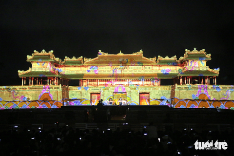 Ngọ Môn Huế rực sáng huyền ảo trong đêm Huế By Light- Ảnh 1. Ngọ Môn Huế rực sáng huyền ảo nhờ công nghệ 3D Mapping - Ảnh: NHẬT LINH