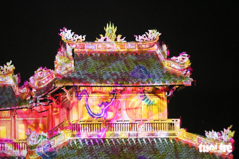 Ngọ Môn Huế rực sáng huyền ảo trong đêm Huế By Light- Ảnh 4. Một phần của lầu Ngũ Phụng trên Ngọ Môn Huế rực sáng nhờ công nghệ chiếu sáng cường độ cao đến từ Pháp - Ảnh: NHẬT LINH