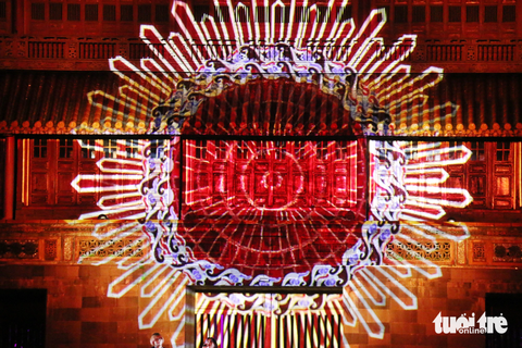Ngọ Môn Huế rực sáng huyền ảo trong đêm Huế By Light- Ảnh 5. Hình ảnh tượng trưng cho mặt trời được cách điệu thường được vua nhà Nguyễn sử dụng trang trí trên long bào - Ảnh: NHẬT LINH