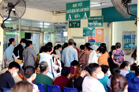 Tự mua thuốc bảo hiểm y tế có dễ hoàn tiền?- Ảnh 1. Người dân mua thuốc có bảo hiểm y tế tại Bệnh viện Đa khoa khu vực Thủ Đức - Ảnh: DUYÊN PHAN