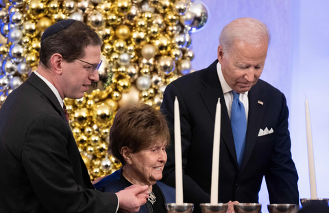 Ông Biden khẳng định tiếp tục hỗ trợ Israel diệt Hamas nhưng cũng sợ dư luận thế giới- Ảnh 1. Tổng thống Mỹ Joe Biden thắp nến menorah truyền thống của Do Thái tại một buổi lễ ở Nhà Trắng vào tháng 12-2022 - Ảnh: AFP