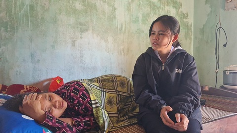 Em Phan Thị Ca, bé gái hiếu thảo đi nhặt ve chai để mua quần áo cho mẹ nhưng không đủ tiền nên đành Em Phan Thị Ca, bé gái hiếu thảo đi nhặt ve chai để mua quần áo cho mẹ nhưng không đủ tiền nên đành