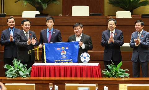 Bốc thăm Giải vô địch bóng đá công nhân toàn quốc 2023: Sân chơi đẳng cấp cho công nhân- Ảnh 5. Chủ tịch Quốc hội Vương Đình Huệ phát động Giải vô địch bóng đá công nhân toàn quốc 2023 tại tòa nhà Quốc hội - Ảnh: NGUYỄN KHÁNH