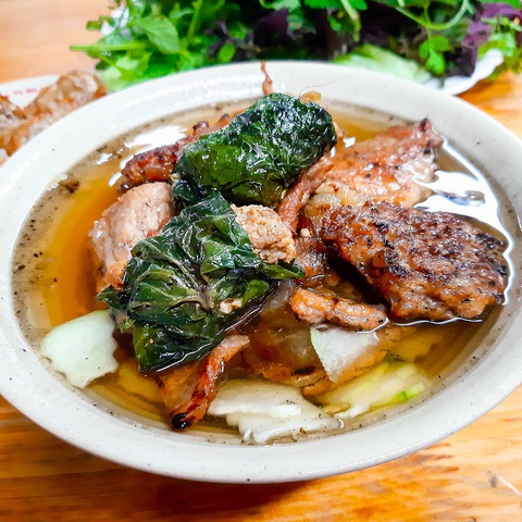 Michelin Guide đề xuất phải thử bánh cuốn, hủ tiếu, bún chả, xôi và phở khi đến Việt Nam- Ảnh 5. "Quán bún chả nằm trong khu phố cổ được nhiều du khách ưa chuộng. Thực đơn ở đây bao gồm nhiều sự kết hợp, phổ biến nhất là bún chả ăn với thịt lợn nướng, nem rán. Món ngon không thể cưỡng lại khi được thưởng thức cùng với nước mắm chua ngọt, ăn kèm với các loại rau thơm" - trích bài viết giới thiệu của Michelin - Ảnh: Michelin