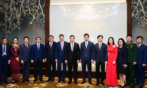Thủ tướng Hun Manet: Luôn ủng hộ hợp tác thanh niên Việt Nam - Campuchia- Ảnh 2. Đoàn đại biểu hai nước chụp hình lưu niệm tại cuộc gặp với Thủ tướng Hun Manet - Ảnh: TƯỜNG KHA