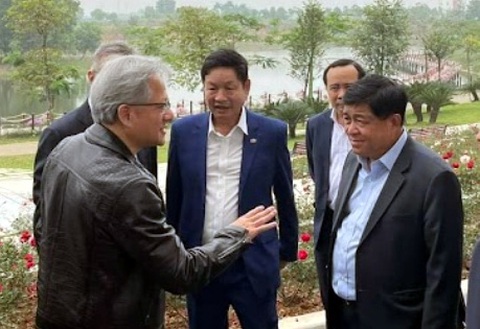 CEO Nvidia Jensen Huang (trái) đang trao đổi với Bộ trưởng Bộ Kế hoạch và Đầu tư Nguyễn Chí Dũng (phải) và ông Trương Gia Bình (giữa) - Ảnh: DƯƠNG GIANG CEO Nvidia Jensen Huang (bìa trái) trao đổi với Bộ trưởng Bộ Kế hoạch và Đầu tư Nguyễn Chí Dũng (phải) và ông Trương Gia Bình (giữa) - Ảnh: DƯƠNG GIANG