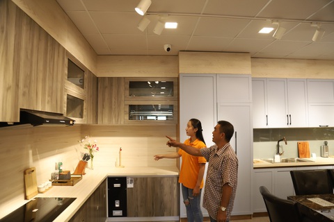 Ngành gỗ Việt: Vang danh bên ngoài, trong nhà không tỏ- Ảnh 3. Người tiêu dùng cần lựa chọn ván gỗ công nghiệp có nồng độ formaldehyde theo chuẩn cho phép để bảo vệ sức khỏe gia đình - Ảnh: CHÍ QUỐC