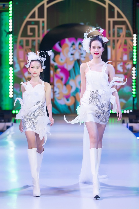 Hoa hậu Thanh Thủy khoe đôi chân 'kiếm Nhật' trên sàn runway- Ảnh 3. Nàng hậu 2002 khoe đôi chân dài thẳng tắp như kiếm Nhật