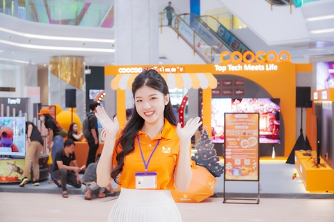 Coocaa mang thế giới tương lai đến gần người tiêu dùng Việt Nam hơn- Ảnh 1. Nhân viên tại buổi triển lãm Coocaa - Ảnh: Đ.H.