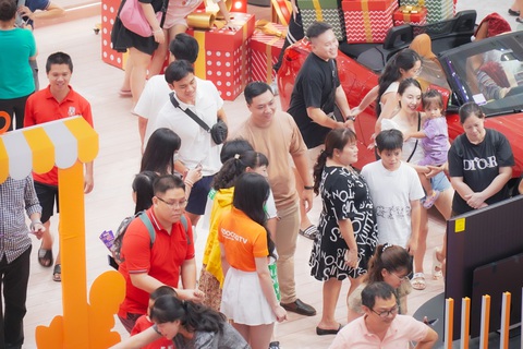 Coocaa mang thế giới tương lai đến gần người tiêu dùng Việt Nam hơn- Ảnh 2. Khách hàng tại buổi triển lãm Coocaa - Ảnh: Đ.H.