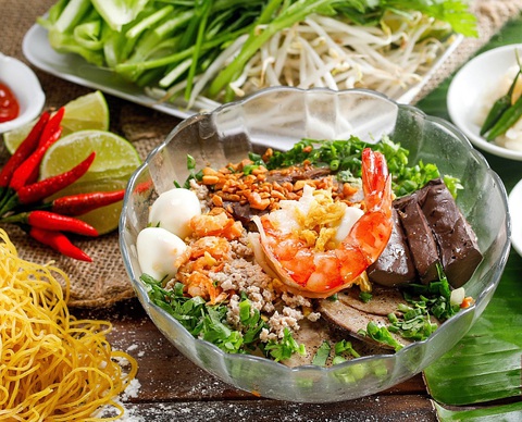 Michelin Guide đề xuất phải thử bánh cuốn, hủ tiếu, bún chả, xôi và phở khi đến Việt Nam- Ảnh 4. Hủ tiếu là món ăn thứ ba được Michelin giới thiệu. Đây là món ăn nổi tiếng, giống với bún Phnom Penh, được du nhập vào miền Nam Việt Nam từ những năm 1970 - Ảnh: Michelin