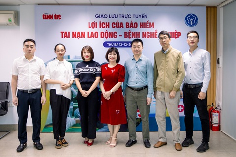 Khi nào được nhận bảo hiểm bệnh nghề nghiệp?- Ảnh 2. Các khách mời (đứng vị trí thứ 3, 4 và 6 từ trái qua) tham gia giao lưu trực tuyến sáng 12-12 tại văn phòng báo Tuổi Trẻ ở Hà Nội - Ảnh: DANH KHANG