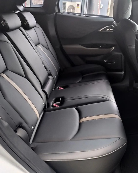 Tribunnews: Ấn tượng trước số ngăn để đồ trong cabin Mitsubishi Xforce, rất tiện dụng khi đi xa. Hộc để chai nước phía dưới cánh cửa xe đủ để đựng hai chai nước. Hai cổng sạc Type A và Type C giúp hành khách sạc thiết bị dễ dàng - Ảnh: Mitsubishi