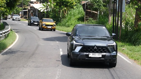 Hành trình đến sông Elo là thử thách nhất, nhưng vẫn dễ dàng vượt qua một cách an toàn khi sử dụng linh hoạt các chế độ lái. Khi sử dụng chế độ cho đường ướt hoặc nhiều sỏi, cảm giác lái nặng hơn do độ bám được tăng cường. Vì vậy, dù di chuyển với tốc độ 70km/h cũng không xảy ra hiện tượng trượt lốp, thừa lái hay thiếu lái - Ảnh: Mitsubishi