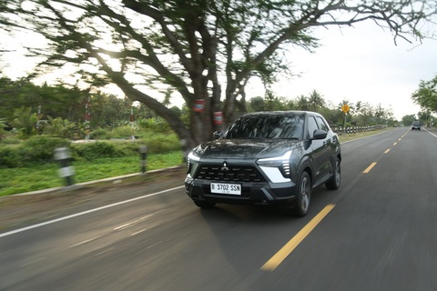 iNews: Với khoảng sáng gầm cao nhất trong phân khúc là 222mm, Mitsubishi Xforce có thể xử lý nhiều điều kiện đường sá khác nhau. Hệ thống treo cho cảm giác êm ái ngay cả khi đi đường chưa trải nhựa. Khả năng xử lý tốt, bán kính quay vòng nhỏ nên xe dễ dàng rẽ vào đường hẹp. Đi qua những đoạn nằm trên khu vực đồi núi vẫn cho cảm giác thoải mái nhờ hộp số CVT - Ảnh: Mitsubishi