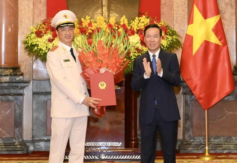 Chủ tịch nước trao quyết định thăng quân hàm thượng tướng cho Thứ trưởng Bộ Công an Nguyễn Duy Ngọc- Ảnh 1. Chủ tịch nước Võ Văn Thưởng trao quyết định thăng cấp bậc hàm từ trung tướng lên thượng tướng đối với Thứ trưởng Bộ Công an Nguyễn Duy Ngọc - Ảnh: TTXVN