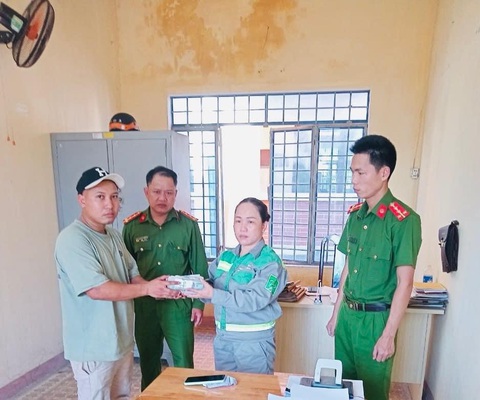 Nữ công nhân quét rác nhặt 100 triệu đồng trên đường, trả lại người đánh rơi- Ảnh 1. Chị Phương trả lại số tiền cho anh Phương - Ảnh: T.L.