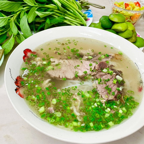 Michelin Guide đề xuất phải thử bánh cuốn, hủ tiếu, bún chả, xôi và phở khi đến Việt Nam- Ảnh 6. Món ăn kết lại bài giới thiệu là phở. Michelin viết: "Rời Việt Nam mà không thưởng thức vài bát phở là điều không tưởng. Cả phở bò và phở gà không chỉ được tôn vinh trên toàn cầu mà còn là món ăn gần như thiết yếu của người dân địa phương. Hãy nhớ thêm một ít rau thơm vào nước xúp đang nóng" - Ảnh: Michelin