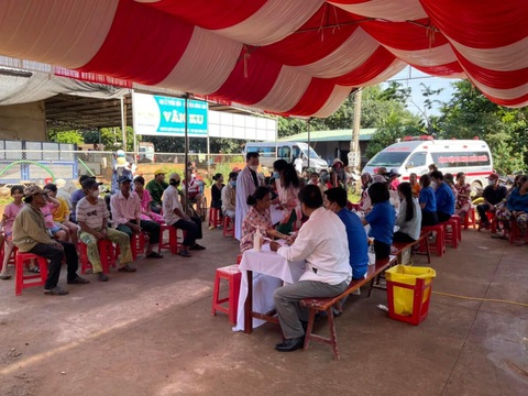 Bình Phước: Chăm lo sức khỏe cho đồng bào dân tộc thiểu số- Ảnh 1. Người đồng bào dân tộc thiểu số được khám bệnh, cấp phát thuốc miễn phí - Ảnh: CTTĐT BP