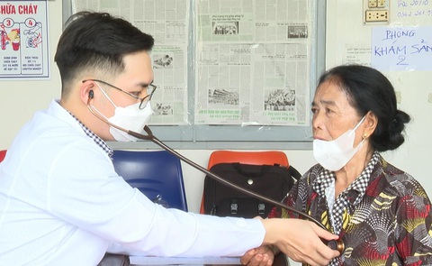 Bình Phước: Chăm lo sức khỏe cho đồng bào dân tộc thiểu số- Ảnh 2. Các y, bác sĩ chăm lo sức khỏe cho phụ nữ ở địa bàn vùng sâu, vùng xa - Ảnh: BBP