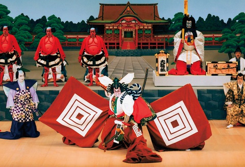 Linh tinh hoạt hình: Những cơ bản về nguyên tắc 'dàn dựng' (P.2)- Ảnh 6. ‘Kabuki’ (ca - vũ - kịch), loại hình nghệ thuật truyền thống của Nhật Bản, biểu diễn kết hợp vũ đạo và ca hát.