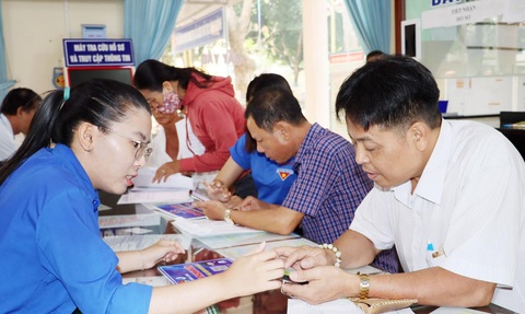 Tuổi trẻ Bình Phước tích cực chuyển đổi số các hoạt động của Đoàn- Ảnh 1. Đội thanh niên tình nguyện hỗ trợ người dân trong công cuộc chuyển đổi số - Ảnh: BBP