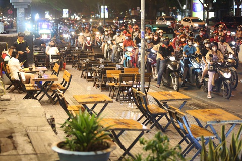 Sau kiểm tra nồng độ cồn: Những cuộc lai rai từ nay sẽ khác- Ảnh 1. Một quán nhậu trên đường Phạm Văn Đồng (quận Gò Vấp, TP.HCM) - Ảnh: PHƯƠNG QUYÊN