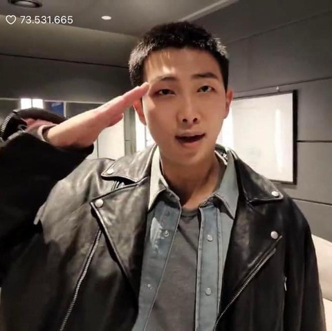 RM (BTS) hào phóng tặng quà cưới khủng cho một rapper- Ảnh 3. RM (BTS) hào phóng tặng quà cưới khủng cho một rapper- Ảnh 3.