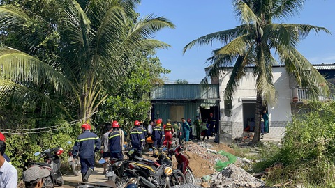 Sập nhà đang xây ở Thủ Đức, một người chết- Ảnh 4. Lực lượng cứu nạn cứu hộ sẽ đưa nạn nhân ra ngoài - Ảnh: MINH HÒA