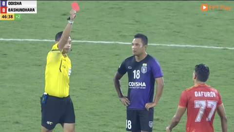 Trọng tài Ngô Duy Lân bị cầu thủ Bangladesh vây ở AFC Cup- Ảnh 2. Tình huống trọng tài Ngô Duy Lân rút thẻ đỏ với Gafurov dẫn đến bị phản ứng - Ảnh chụp màn hình