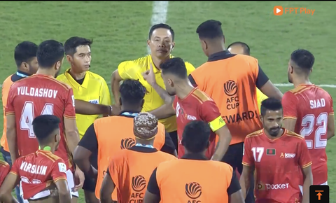 Trọng tài Ngô Duy Lân bị cầu thủ Bangladesh vây ở AFC Cup- Ảnh 1. Cầu thủ Bashundhara Kings chỉ tay phản ứng trọng tài Ngô Duy Lân sau trận đấu, bên cạnh lực lượng an ninh (áo cam) đến hỗ trợ an toàn - Ảnh chụp màn hình