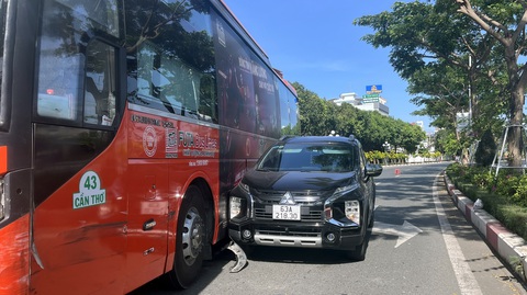 Xe khách Phương Trang gây tai nạn liên hoàn ở Vũng Tàu, nhiều xe hư hỏng- Ảnh 2. Sau khi gây tai nạn liên hoàn, xe khách va chạm tiếp với một xe ô tô khác - Ảnh: X.TRƯỜNG