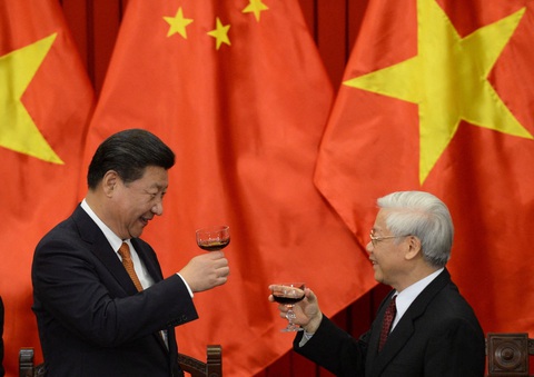 Chuyến thăm của ông Tập Cận Bình: Kiến tạo không gian hợp tác mới- Ảnh 1. Tổng bí thư, Chủ tịch nước Trung Quốc Tập Cận Bình và Tổng bí thư Nguyễn Phú Trọng nâng ly trong chuyến thăm cấp nhà nước tới Việt Nam của nhà lãnh đạo Trung Quốc năm 2015 - Ảnh: AFP