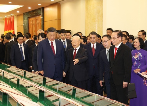 Việt Nam, Trung Quốc ký 36 văn bản hợp tác trong chuyến thăm của ông Tập Cận Bình- Ảnh 1. Tổng bí thư Nguyễn Phú Trọng và Tổng bí thư, Chủ tịch nước Trung Quốc Tập Cận Bình cùng xem các văn bản hợp tác được ký kết - Ảnh: TTXVN