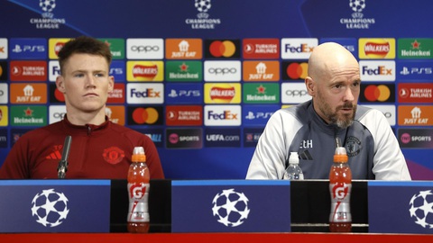 HLV Ten Hag: ‘Man United có thể đánh bại mọi đối thủ’- Ảnh 2. HLV Ten Hag và tiền vệ Scott McTominay cho rằng Man Utd đang có phong độ cao - Ảnh: BELN SPORTS