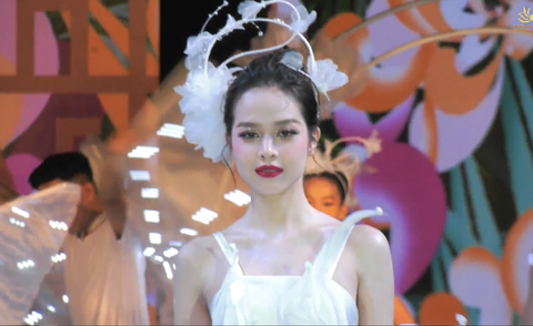 Hoa hậu Thanh Thủy khoe đôi chân 'kiếm Nhật' trên sàn runway- Ảnh 2. Thần thái và nhan sắc xinh như