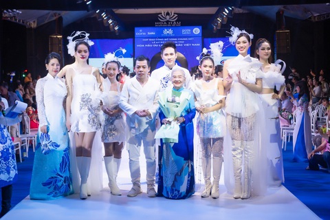 Hoa hậu Thanh Thủy khoe đôi chân 'kiếm Nhật' trên sàn runway- Ảnh 4. Hai nàng hậu Đỗ Thị Hà, Thanh Thủy đọ sắc trong phần chào kết màn