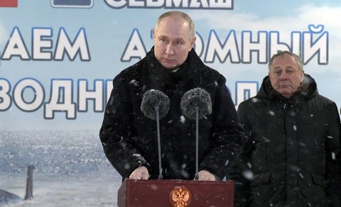 Ông Putin dự lễ hạ thủy 2 tàu ngầm hạt nhân, cam kết hiện đại hóa hải quân Nga- Ảnh 1. Tổng thống Nga Putin phát biểu dưới tuyết tại lễ chào cờ trong buổi hạ thủy hai tàu ngầm hạt nhân hôm 11-12 - Ảnh: TVC