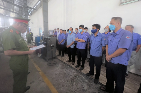 Truy tố cựu giám đốc Trung tâm đăng kiểm 60-04D cùng 11 thuộc cấp tội nhận hối lộ- Ảnh 1. Công an tỉnh Đồng Nai công bố lệnh bắt giữ lãnh đạo và nhân viên Trung tâm đăng kiểm xe cơ giới 60-04D - Ảnh: A.B.