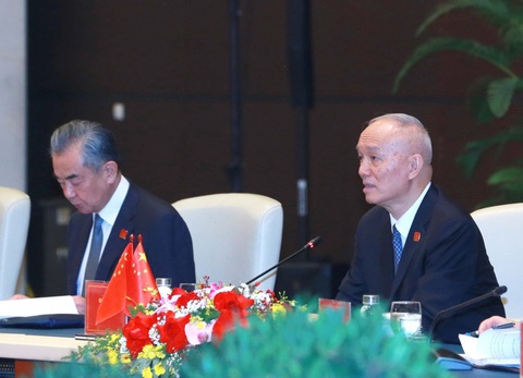 Thường trực Ban Bí thư Trương Thị Mai hội đàm Ủy viên Thường vụ Bộ Chính trị Trung Quốc- Ảnh 3. Cùng tham gia hội đàm với ông Thái Kỳ còn có Ủy viên Bộ Chính trị, Chủ nhiệm Văn phòng Ủy ban Công tác ngoại sự Trung ương Đảng Cộng sản Trung Quốc kiêm Bộ trưởng Bộ Ngoại giao Vương Nghị (bên trái) - Ảnh: TTXVN