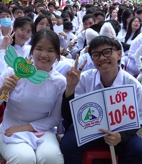 Nhiều địa phương chốt phương án tuyển sinh vào lớp 10- Ảnh 1. Học sinh lớp 10 Trường THPT Lương Thế Vinh, TP.HCM. Năm nay, để đạt điểm cao trong kỳ thi tuyển sinh vào lớp 10 ở TP.HCM, thí sinh phải biết vận dụng kiến thức để giải quyết tình huống thực tiễn - Ảnh: NHƯ HÙNG