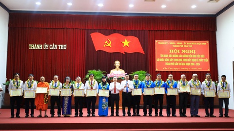 Tuyên dương 100 gương điển hình tiêu biểu trong xây dựng và phát triển TP Cần Thơ- Ảnh 2. Các gương điển hình tiêu biểu tại lễ tuyên dương - Ảnh: T.LŨY