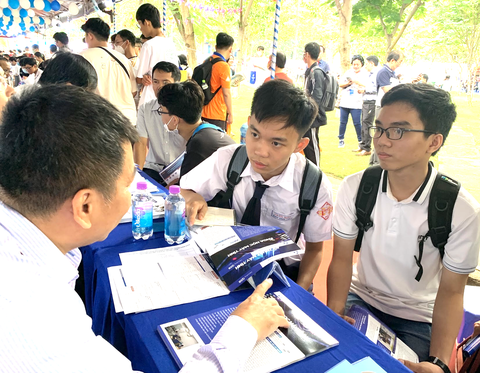 Trường đại học đầu tiên không dùng điểm thi tốt nghiệp THPT để tuyển sinh từ năm 2025- Ảnh 1. Thí sinh tìm hiểu thông tin tuyển sinh đại học tại Ngày hội lựa chọn nguyện vọng xét tuyển 2023 do báo Tuổi Trẻ tổ chức