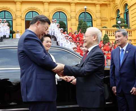 Chiều 12/12/2023, tại Phủ Chủ tịch, Tổng Bí thư Ban Chấp hành Trung ương Đảng Cộng sản Việt Nam Nguyễn Phú Trọng và Phu nhân chủ trì Lễ đón trọng thể Tổng Bí thư Ban Chấp hành Trung ương Đảng Cộng sản Trung Quốc, Chủ tịch nước Cộng hòa Nhân dân Trung Hoa Tập Cận Bình và Phu nhân thăm cấp Nhà nước tới Việt Nam theo nghi thức cao nhất dành cho nguyên thủ quốc gia. Ảnh: TTXVN Tổng bí thư Nguyễn Phú Trọng và phu nhân chào đón Tổng bí thư, Chủ tịch nước Trung Quốc Tập Cận Bình và phu nhân tại Phủ Chủ tịch chiều 12-12 - Ảnh: TTXVN