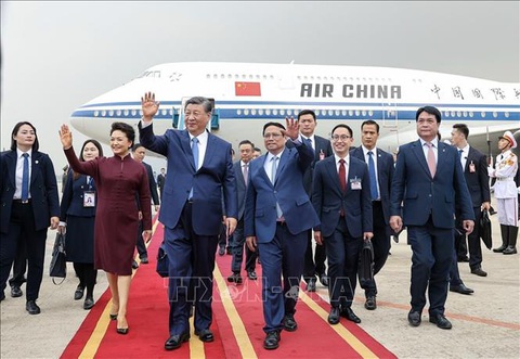 Tổng bí thư, Chủ tịch Trung Quốc Tập Cận Bình bắt đầu chuyến thăm Việt Nam- Ảnh 2. Thủ tướng Phạm Minh Chính đón Tổng bí thư, Chủ tịch Trung Quốc Tập Cận Bình và phu nhân sân bay Nội Bài trưa 12-12 - Ảnh: TTXVN