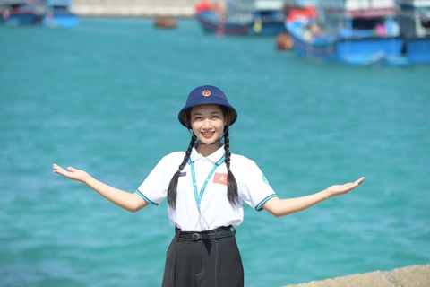 Tôi đã đặt chân đến Trường Sa- Ảnh 1. Vũ Thị Ngọc thực hiện được khát vọng lớn lao là một lần được đặt chân đến Trường Sa thiêng liêng của Tổ quốc - Ảnh: V.N.
