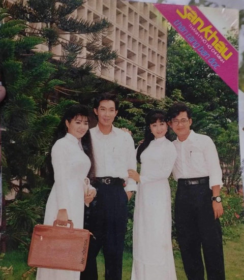 Bức ảnh xưa gồm các nghệ sĩ từ trái qua: Ngọc Huyền, Vũ Linh, Thoại Mỹ, Tấn Beo - Ảnh: Facebook Ngọc Huyền Bức ảnh xưa gồm các nghệ sĩ từ trái qua: Ngọc Huyền, Vũ Linh, Thoại Mỹ, Tấn Beo - Ảnh: Facebook Ngọc Huyền